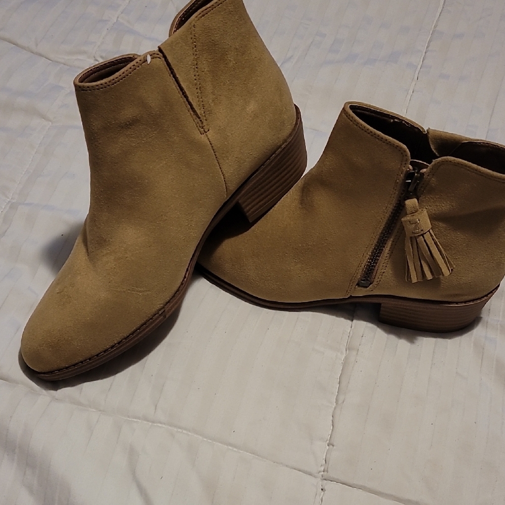Zodiac Tan Ankle Booties with Western Charm NWOB Size 8